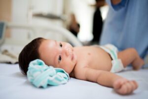 Langsung Khitan Setelah Lahir, Amankah Sunat Bayi Seperti Ini?