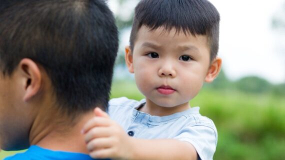 Jagoan Belum Sunat? Ini Rekomendasi Waktu yang Tepat untuk Mengajak Anak
