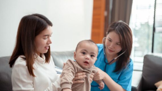Kenapa Orang Tua Perlu Mendampingi Anak saat Sunat?