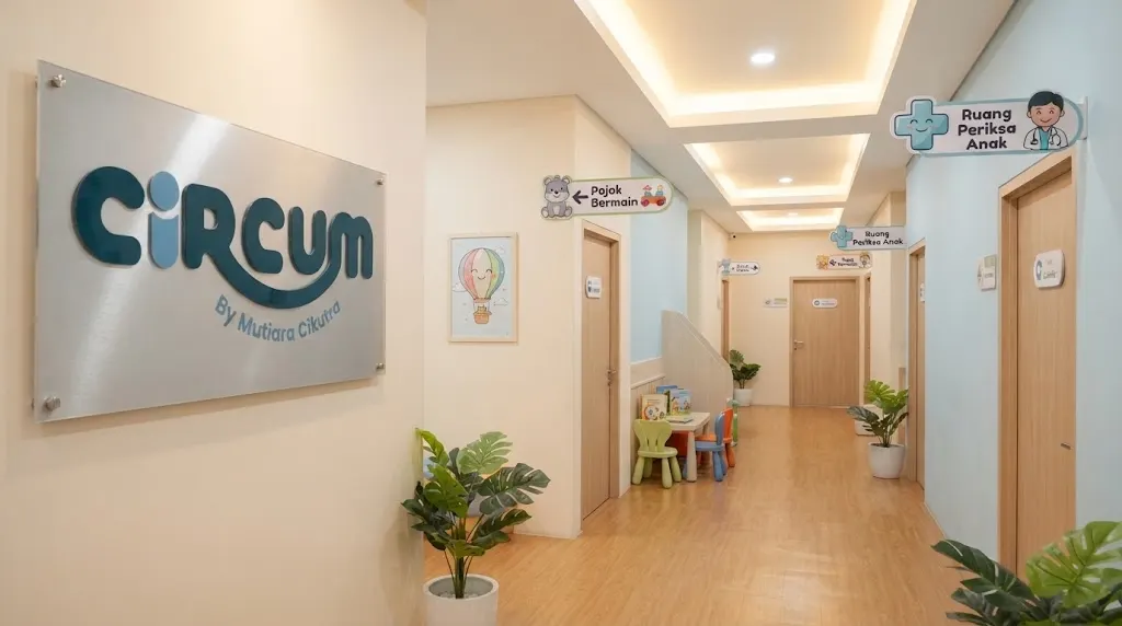  Suasana koridor interior klinik khitan modern Cibubur yang bersih dan menenangkan